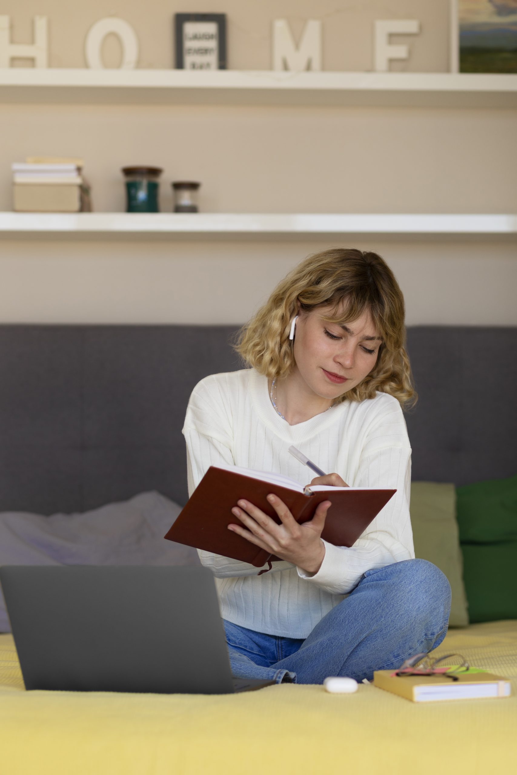 full-shot-woman-taking-notes